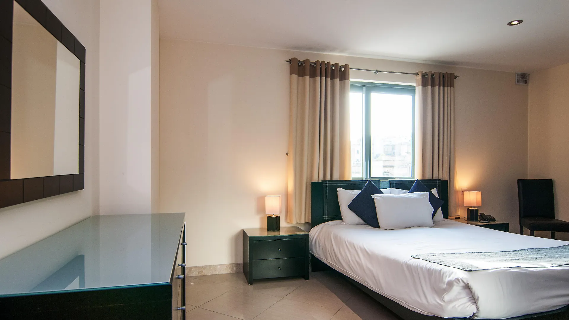 Pebbles Boutique Aparthotel Sliema 3*,  Malta