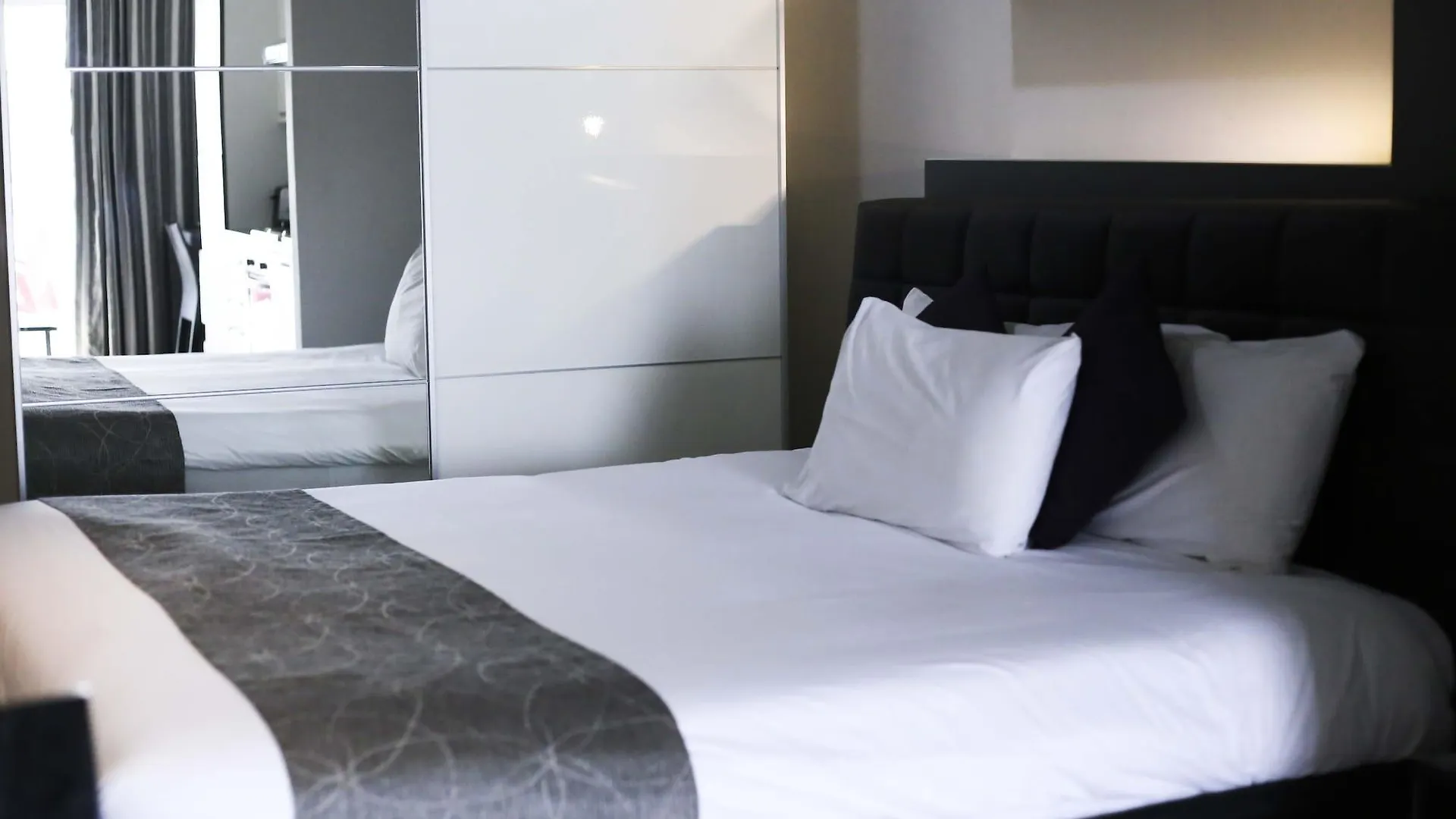 Pebbles Boutique Aparthotel Sliema